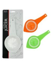 Citrus juicer with strainer